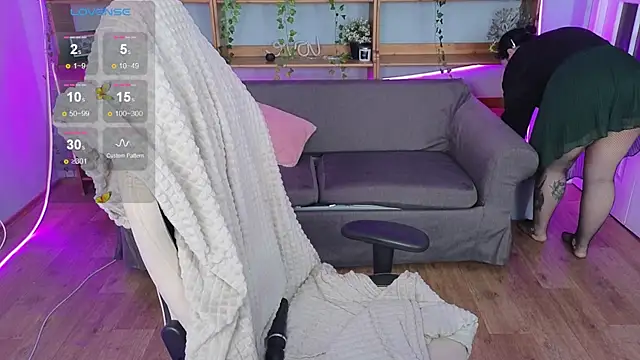 Snapshot of QwertyAnnie_Lbo chatting on April 24, 1:41 am QwertyAnnie Lbo online show from April 24, 1:41 am