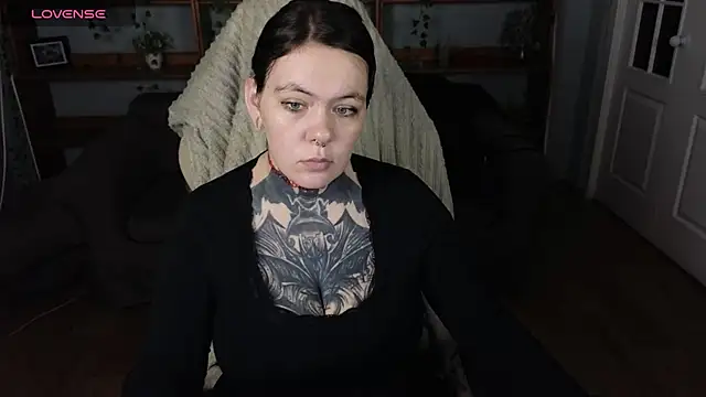 Snapshot of QwertyAnnie_Lbo chatting on April 27, 3:54 pm QwertyAnnie Lbo online show from April 27, 3:54 pm
