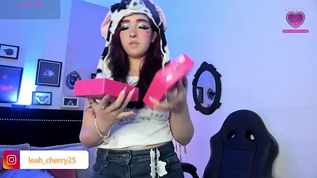 Snapshot of Leah_cherry chatting on May 22, 9:42 pm Leah cherry online show from May 22, 9:42 pm