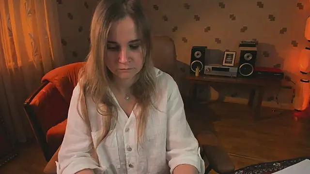 MiaSparkes online show from May 6, 9:36 am
