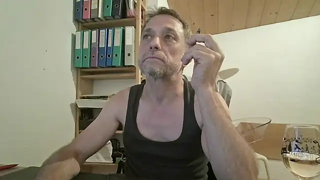 Snapshot of nue52 chatting on July 23, 8:29 pm nue52 online show from July 23, 8:29 pm