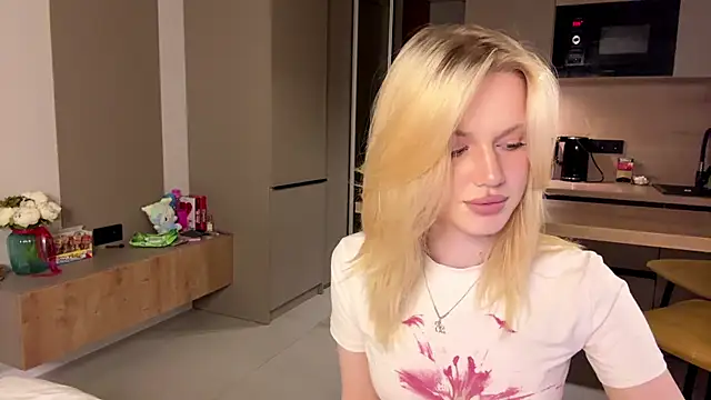 Snapshot of moonavelle chatting on May 21, 8:16 pm moonavelle online show from May 21, 8:16 pm