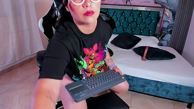 Snapshot of alisha_desire chatting on April 14, 7:09 pm alisha desire online show from April 14, 7:09 pm