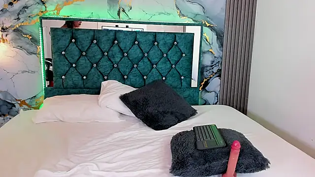 Snapshot of alisha_desire chatting on April 15, 7:58 pm alisha desire online show from April 15, 7:58 pm