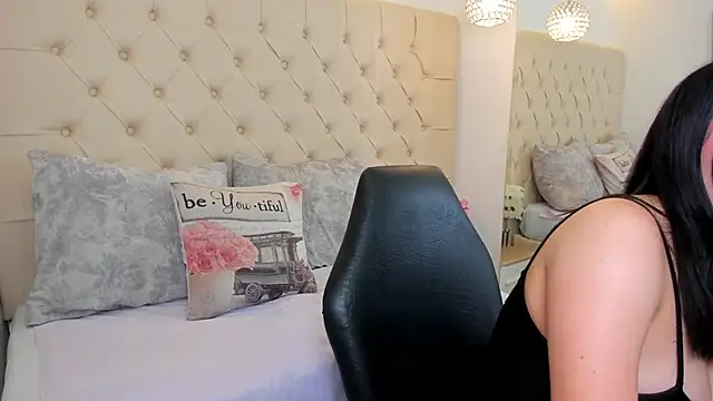 Snapshot of luna_bloomm_ chatting on April 18, 4:49 am luna bloomm online show from April 18, 4:49 am
