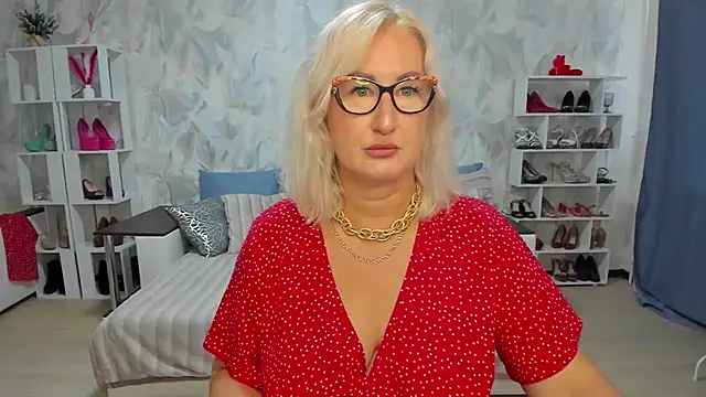 Snapshot of DianaFrances chatting on July 11, 9:45 am DianaFrances online show from July 11, 9:45 am