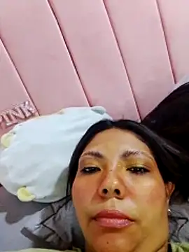 Snapshot of Izel_ chatting on May 2, 2:38 am Izel online show from May 2, 2:38 am