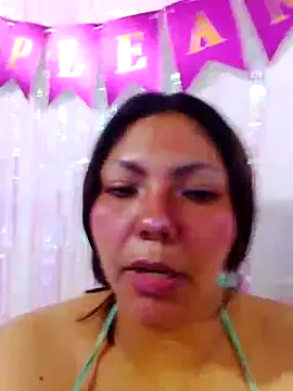 Snapshot of Izel_ chatting on May 19, 1:56 am Izel online show from May 19, 1:56 am
