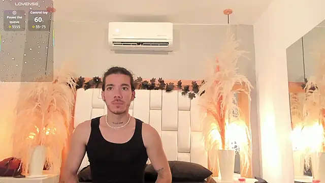 Snapshot of AngeloRoush chatting on April 14, 4:51 am AngeloRoush online show from April 14, 4:51 am