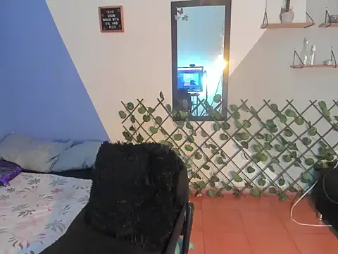 Snapshot of MilaValentine chatting on April 13, 7:52 pm MilaValentine online show from April 13, 7:52 pm