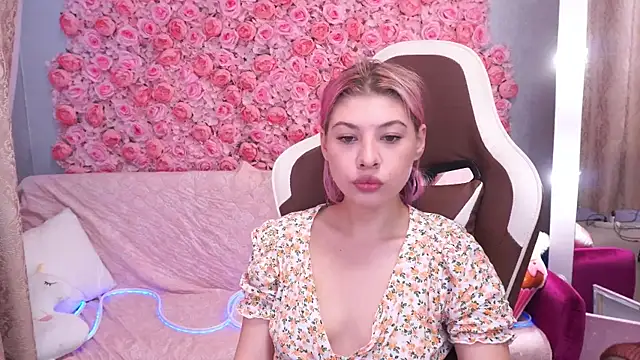 Snapshot of PinkyTrix chatting on June 2, 5:42 am PinkyTrix online show from June 2, 5:42 am