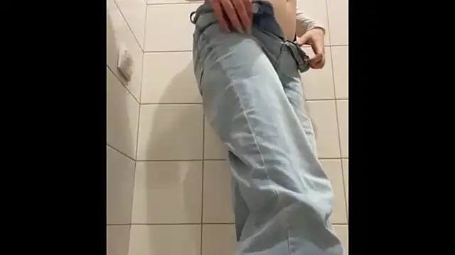 Snapshot of messybun28 chatting on April 12, 2:00 pm messybun28 online show from April 12, 2:00 pm