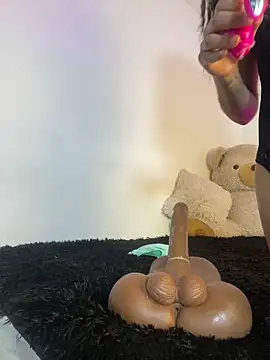 Snapshot of NohaBeyloun_ chatting on April 12, 1:05 pm NohaBeyloun online show from April 12, 1:05 pm