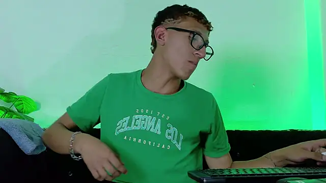 Snapshot of Damian_nix chatting on April 14, 5:24 am Damian nix online show from April 14, 5:24 am