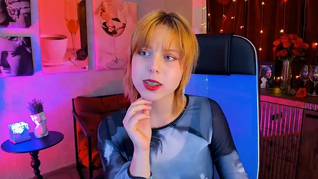 Snapshot of VivienneHebert chatting on April 19, 9:52 am VivienneHebert online show from April 19, 9:52 am