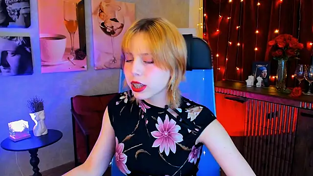 Snapshot of VivienneHebert chatting on April 20, 12:41 pm VivienneHebert online show from April 20, 12:41 pm