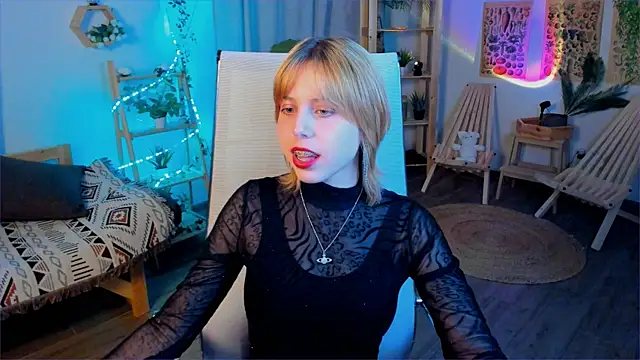 Snapshot of VivienneHebert chatting on April 24, 12:29 pm VivienneHebert online show from April 24, 12:29 pm