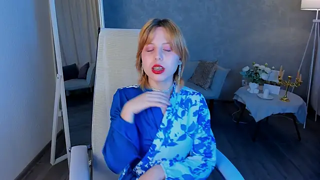 Snapshot of VivienneHebert chatting on April 25, 10:07 am VivienneHebert online show from April 25, 10:07 am