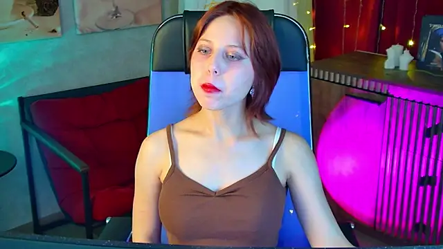 Snapshot of VivienneHebert chatting on May 17, 6:55 am VivienneHebert online show from May 17, 6:55 am