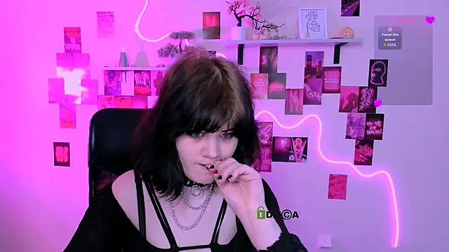 nikki kiss  online show from April 23, 12:40 pm