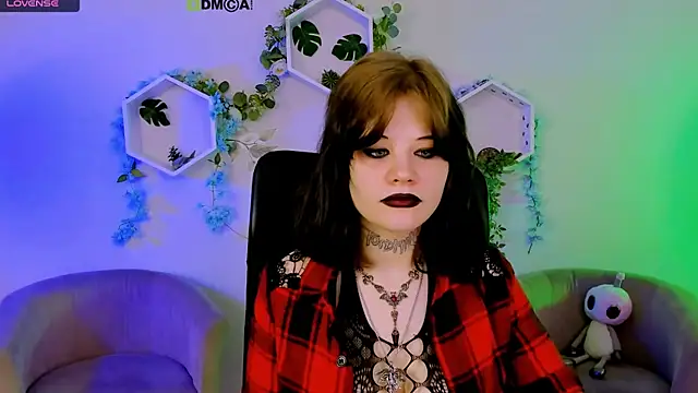 nikki kiss  online show from June 17, 8:28 am