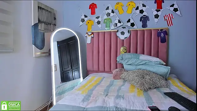 Snapshot of butterflydoll_ chatting on July 15, 6:24 pm butterflydoll online show from July 15, 6:24 pm