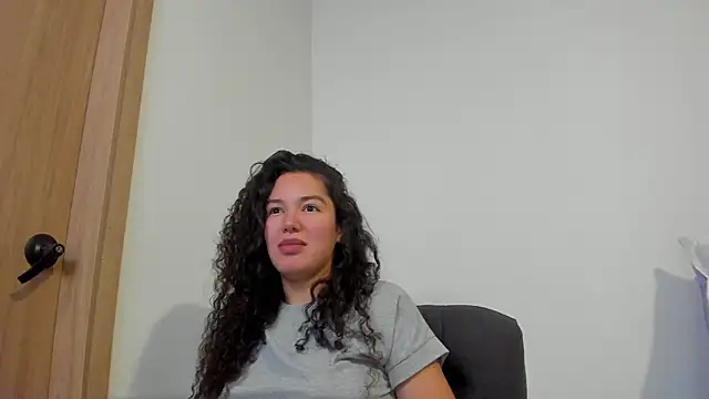 Snapshot of MiaRouseex chatting on May 15, 10:06 pm MiaRouseex online show from May 15, 10:06 pm
