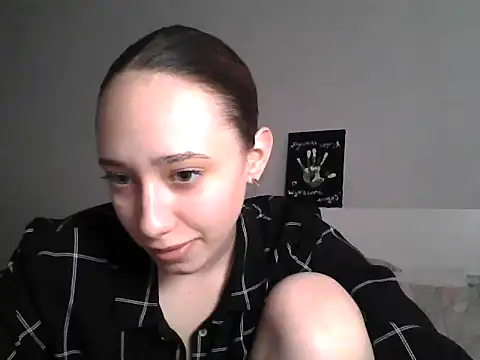 Snapshot of DarkMirel chatting on May 7, 1:49 pm DarkMirel online show from May 7, 1:49 pm