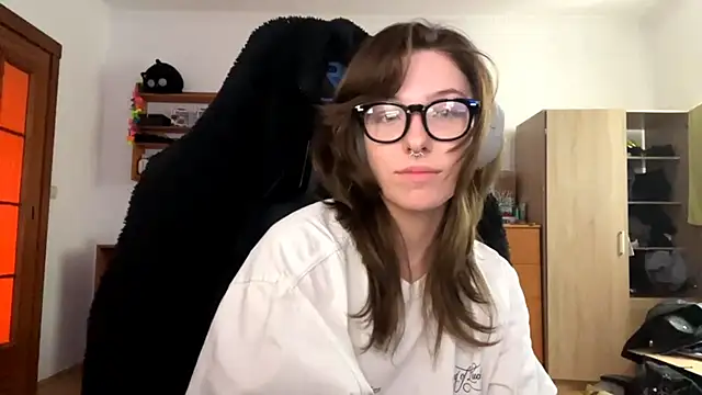 PillowPeachX online show from April 17, 2:20 pm