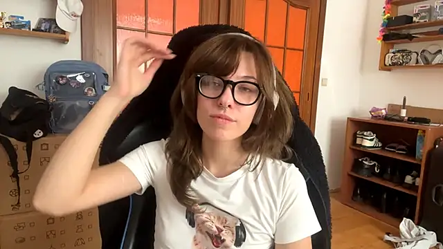 PillowPeachX online show from April 19, 11:42 am