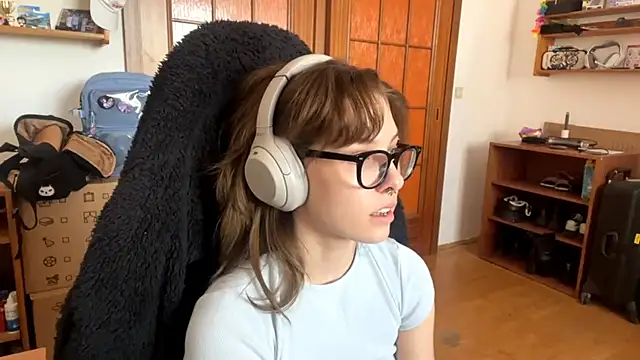 PillowPeachX online show from April 22, 2:07 pm