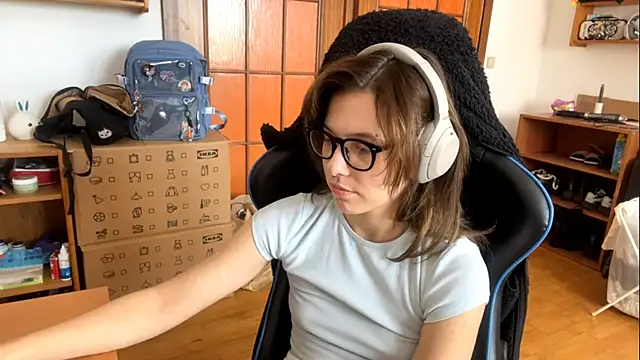 PillowPeachX online show from April 25, 11:24 am