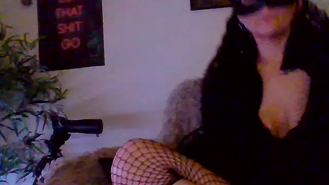 Snapshot of shyhornymommy chatting on April 16, 9:39 pm shyhornymommy online show from April 16, 9:39 pm