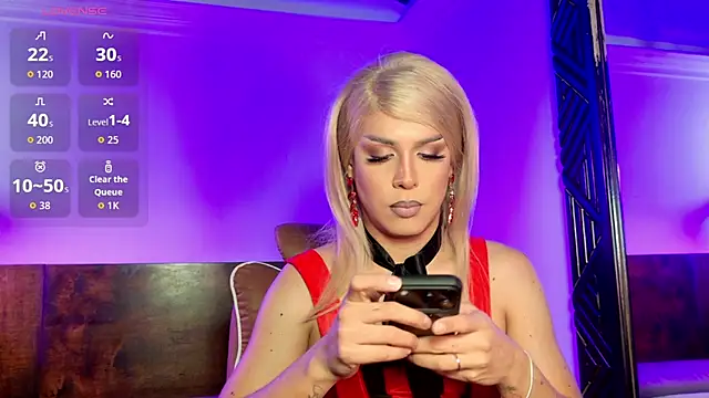 Snapshot of emma_dragon chatting on April 29, 11:00 pm emma dragon online show from April 29, 11:00 pm