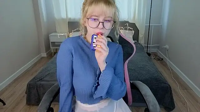 Snapshot of Helen_Carson chatting on May 27, 12:18 am Helen Carson online show from May 27, 12:18 am