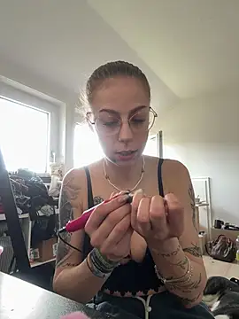 BeatBaddie online show from April 15, 3:30 pm