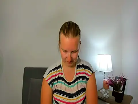 Snapshot of RoseTeacherX chatting on May 11, 5:21 pm RoseTeacherX online show from May 11, 5:21 pm