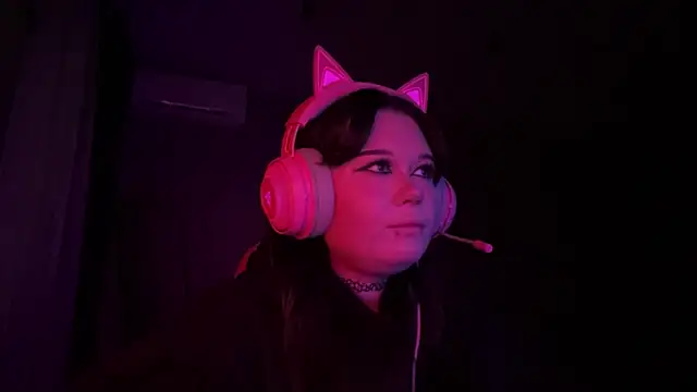 Snapshot of Alinalovelove chatting on April 15, 5:09 pm Alinalovelove online show from April 15, 5:09 pm