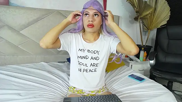 Snapshot of AllizonKent chatting on April 30, 8:04 pm AllizonKent online show from April 30, 8:04 pm