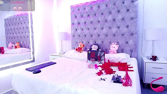 Snapshot of Zoe_M00n chatting on June 15, 7:27 pm Zoe M00n online show from June 15, 7:27 pm