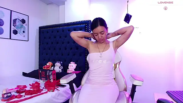 Snapshot of Zoe_M00n chatting on June 18, 1:15 pm Zoe M00n online show from June 18, 1:15 pm