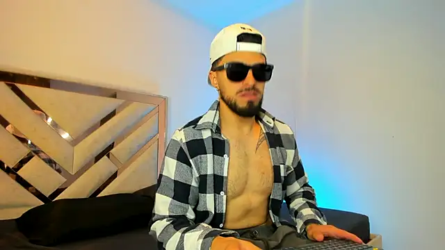 Snapshot of Draco_blaze chatting on June 13, 12:47 pm Draco blaze online show from June 13, 12:47 pm
