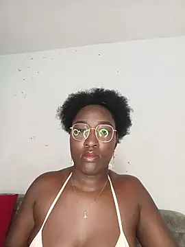 Snapshot of KaleaEbony chatting on May 5, 2:19 am KaleaEbony online show from May 5, 2:19 am