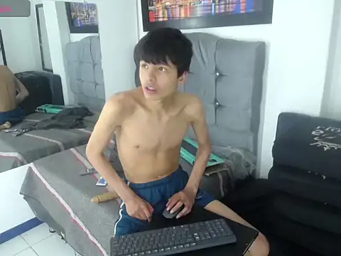 Snapshot of alex_it0 chatting on April 29, 5:00 am alex it0 online show from April 29, 5:00 am