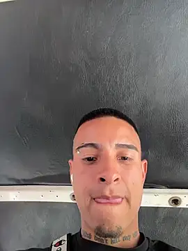 Snapshot of willclayy chatting on June 6, 3:39 pm willclayy online show from June 6, 3:39 pm