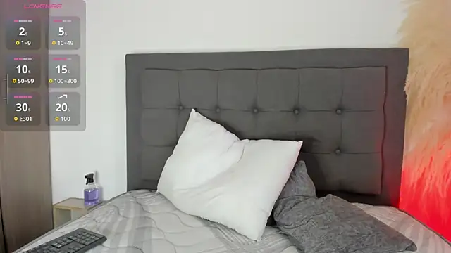 Snapshot of hanna-baker01 chatting on June 12, 3:33 pm hanna-baker01 online show from June 12, 3:33 pm