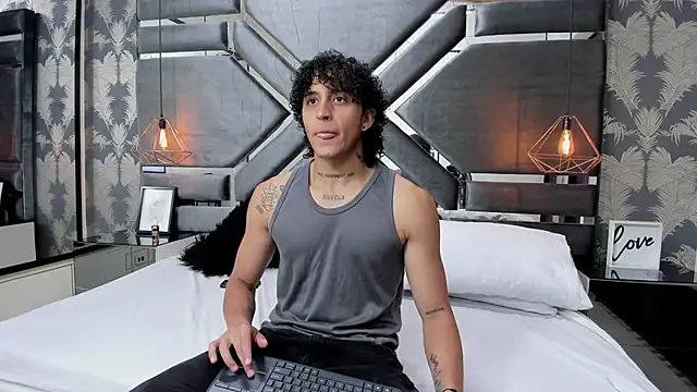 Snapshot of JayTaylorr chatting on April 21, 11:38 am JayTaylorr online show from April 21, 11:38 am