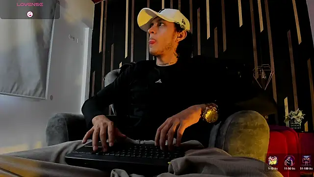 Snapshot of JayTaylorr chatting on May 9, 11:37 am JayTaylorr online show from May 9, 11:37 am