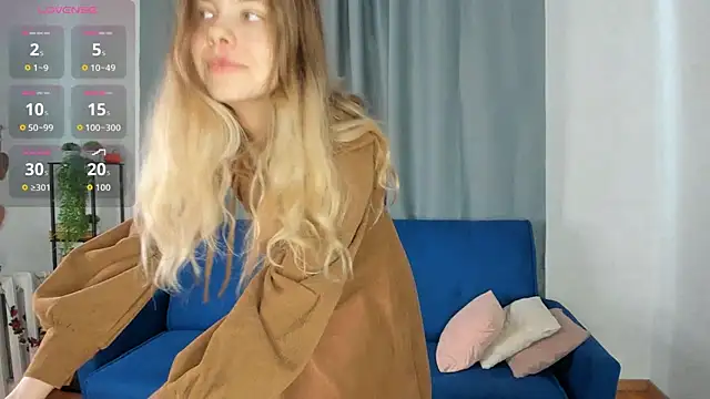 Snapshot of Glitch_Doll chatting on April 18, 5:22 am Glitch Doll online show from April 18, 5:22 am