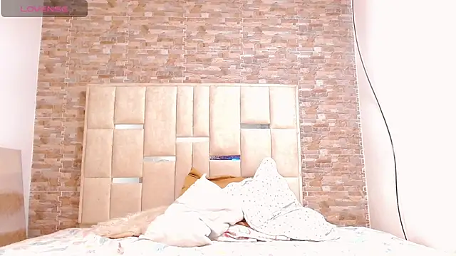 Snapshot of paola_blond01 chatting on April 19, 12:33 am paola blond01 online show from April 19, 12:33 am